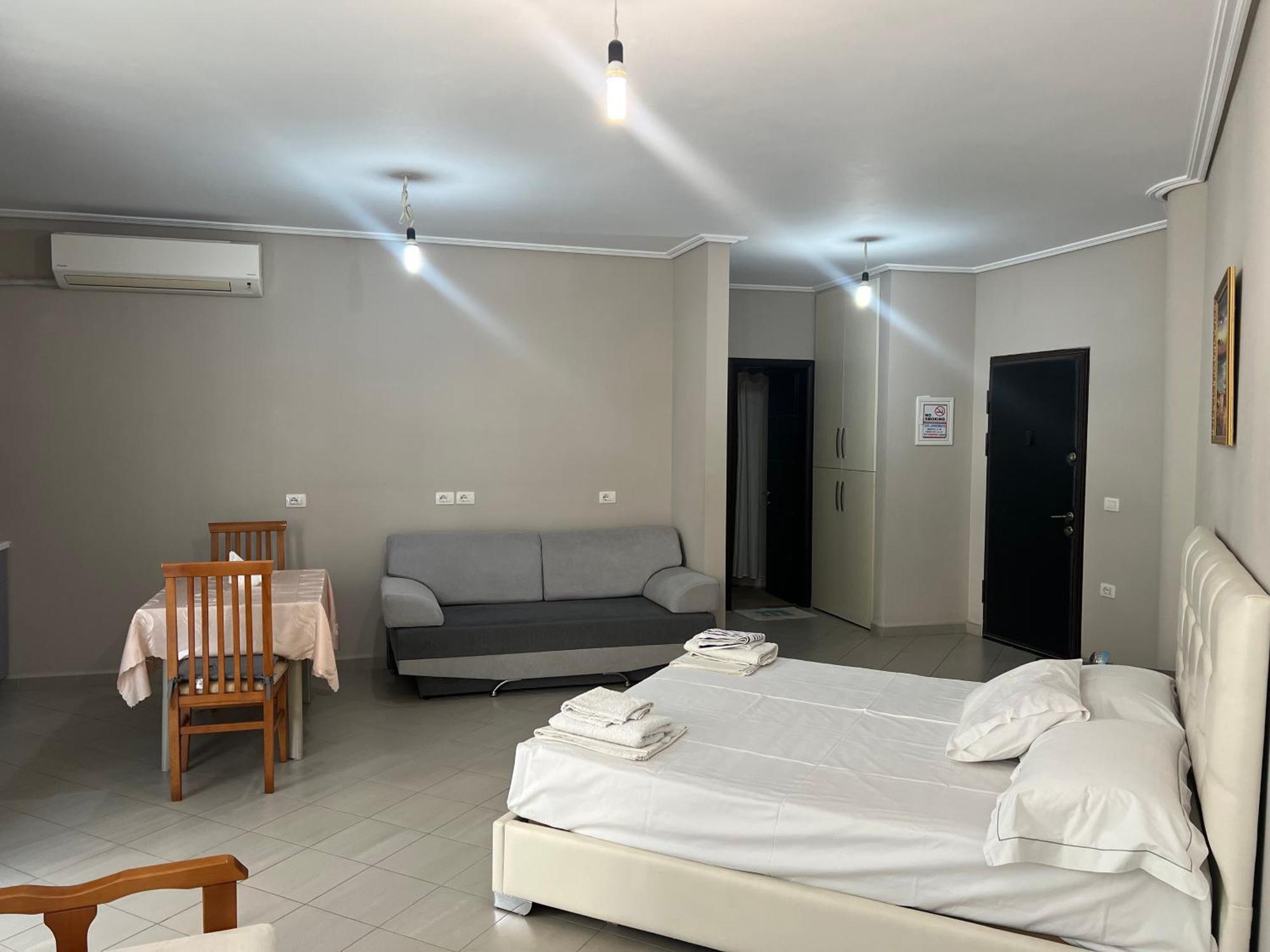 Lorenso Guest House Саранда Екстер'єр фото